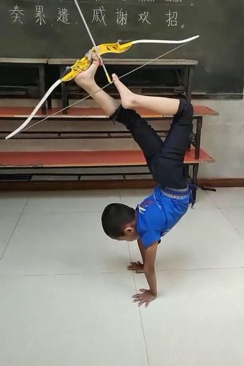 小智爆料倒立射靶视频,小智挑战极限！倒立射靶绝技惊艳亮相