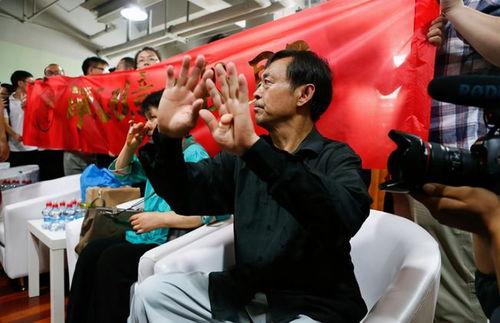 娱乐吃瓜酱大学生上课,揭秘大学生课堂上的“吃瓜”瞬间